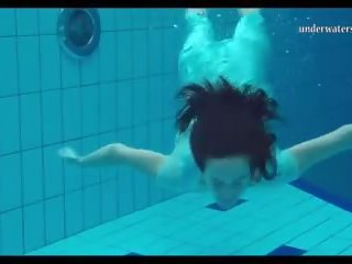 Hot Teen Unterwasser Swims and Strips, HD xxx film 97